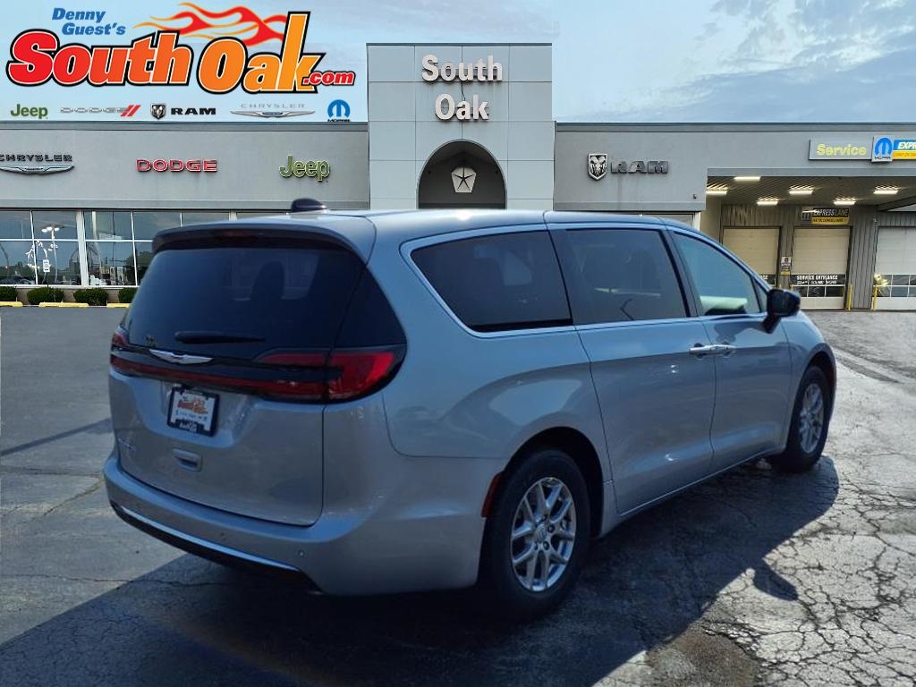 2026 Chrysler Pacifica photo 3