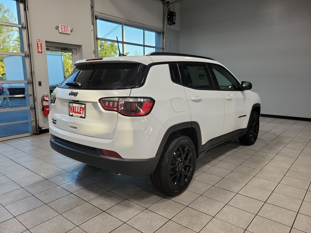 2026 Jeep Compass Latitude photo 4