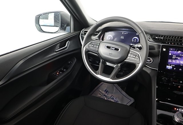 2025 Jeep Grand Cherokee Laredo photo 8