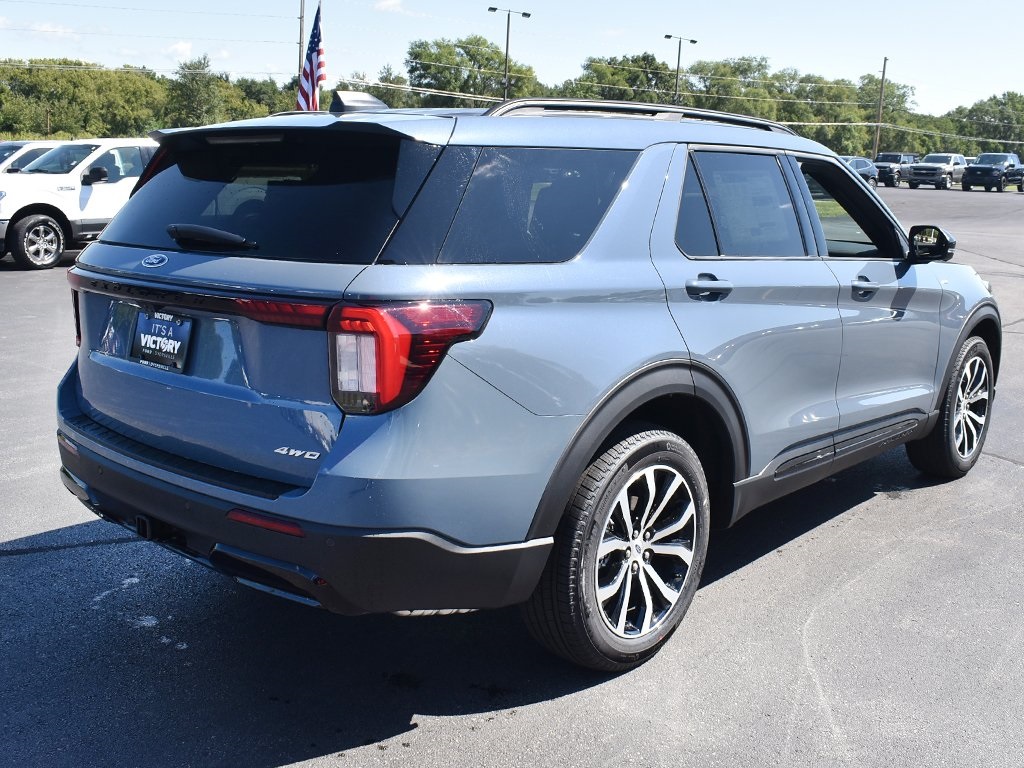 2025 Ford Explorer ST-Line photo 14