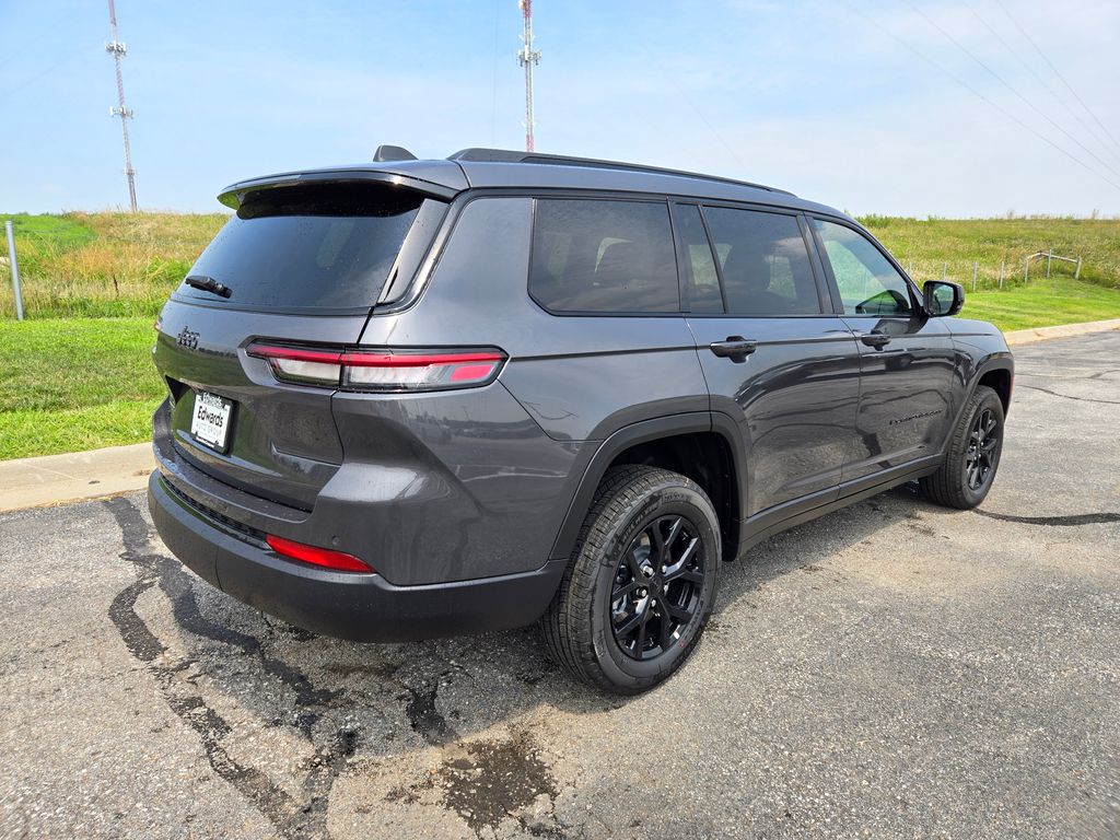 2025 Jeep Grand Cherokee Altitude photo 3
