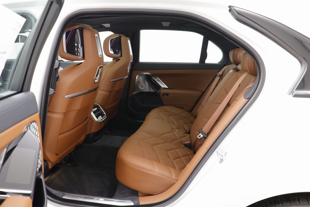 2026 Bmw 750e photo 14