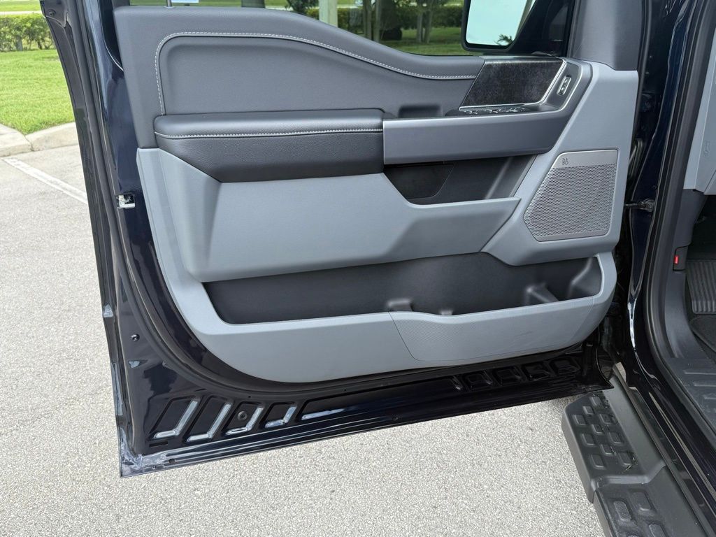 2025 Ford F-150 Lightning photo 24