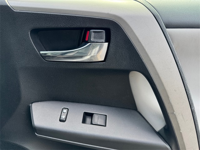 2017 Toyota RAV4 XLE photo 16