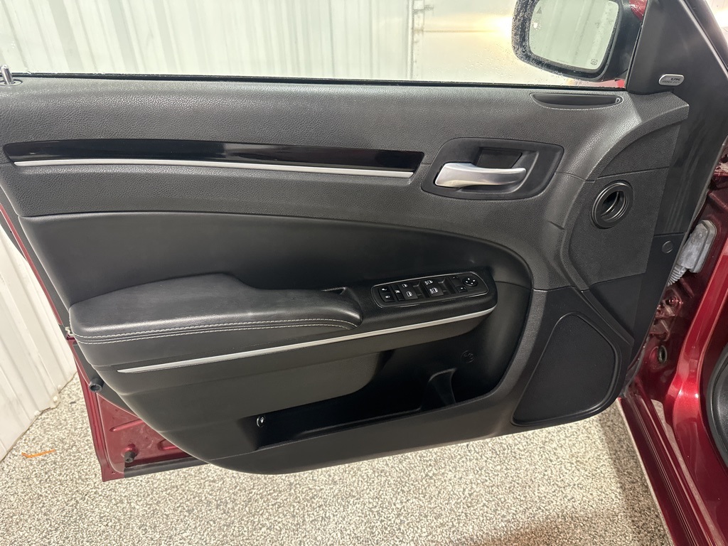 2022 Chrysler 300 S photo 12