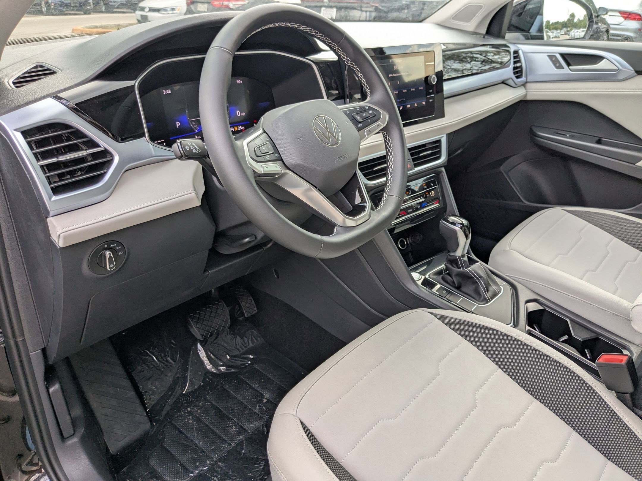 2025 Volkswagen Taos SE photo 4