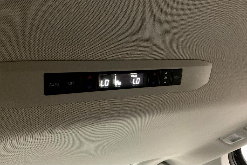 2022 Toyota Sienna XLE photo 31