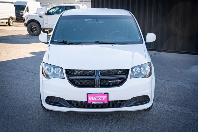 2017 Dodge Grand Caravan SE Plus Blacktop photo 2