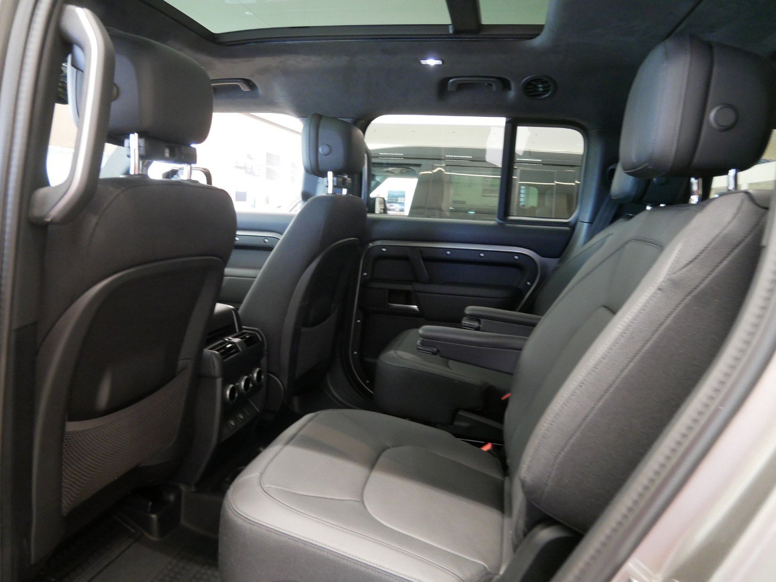 2025 Land Rover Defender X photo 3