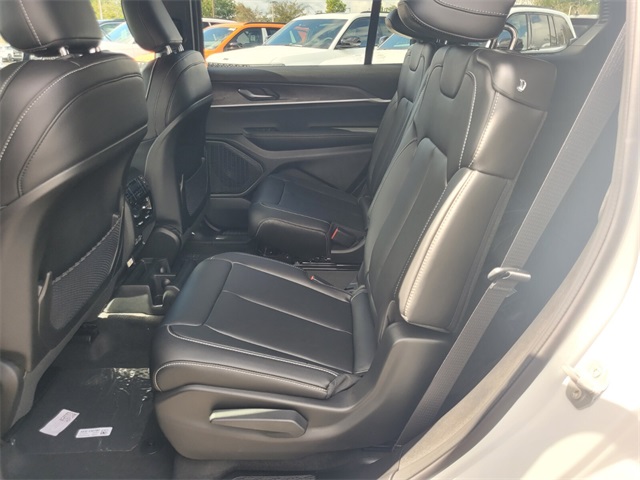 2025 Jeep Grand Cherokee Limited photo 3