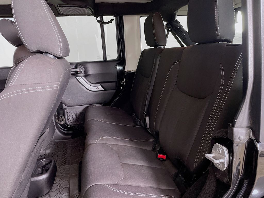 2015 Jeep Wrangler Unlimited Sahara photo 18