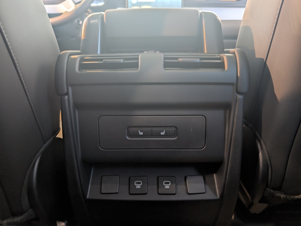 2025 Land Rover Defender 110 S photo 25