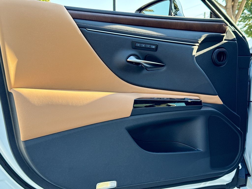 2025 Lexus ES 350 photo 13