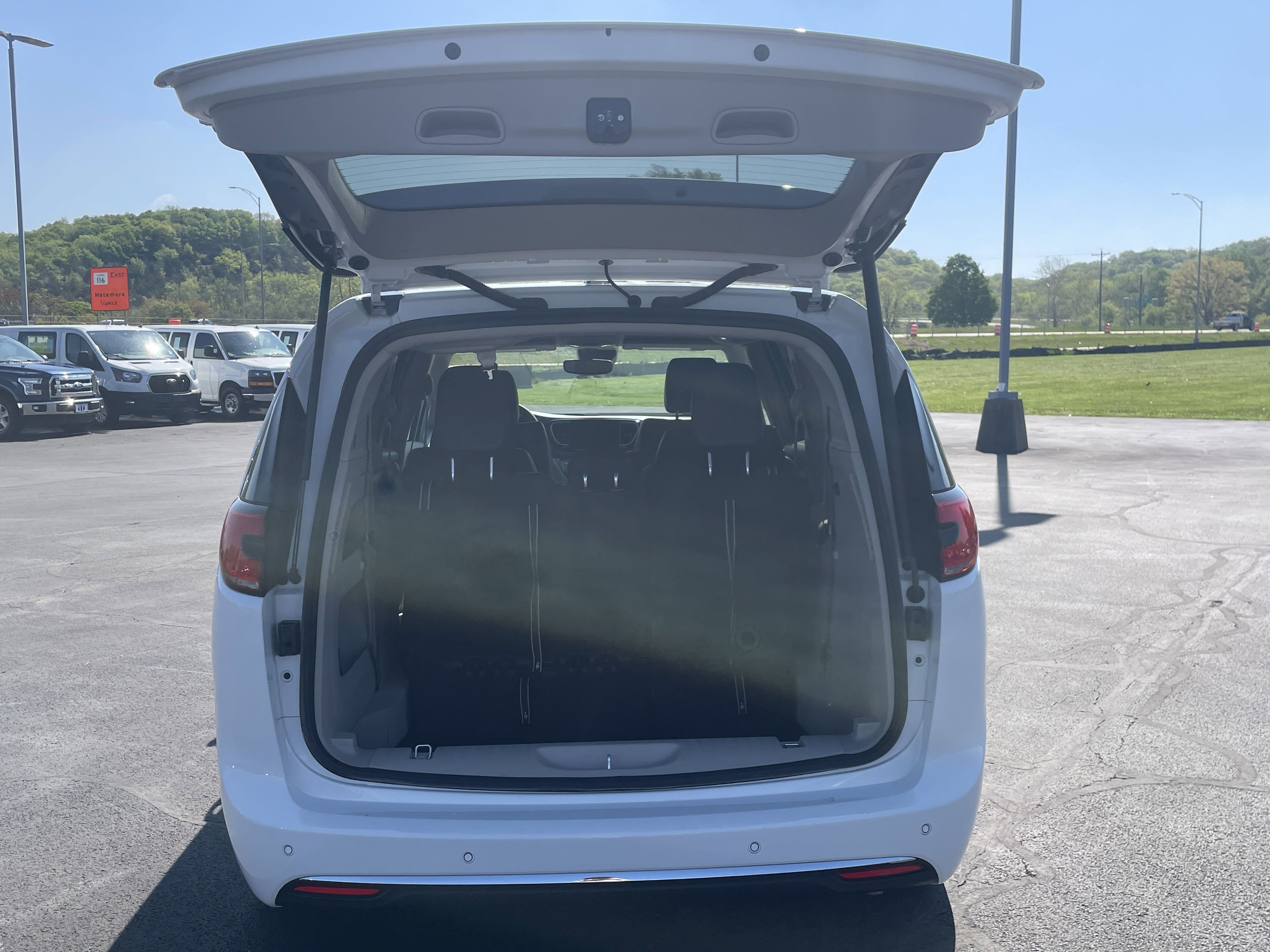 2024 Chrysler Pacifica Touring L photo 21