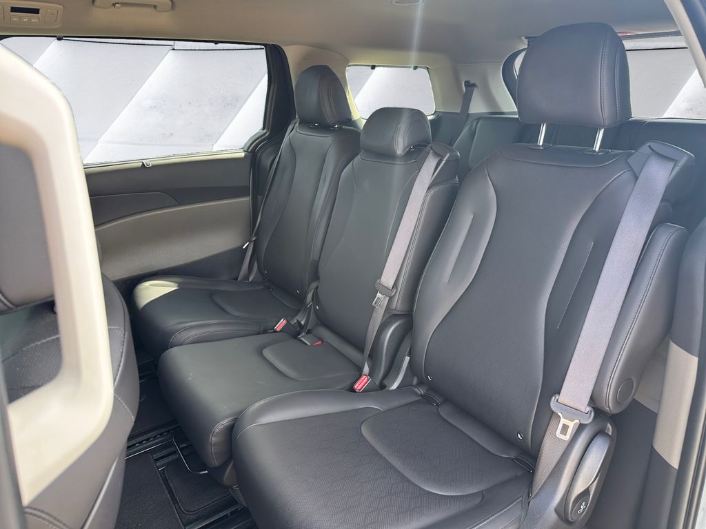 2025 Kia Carnival EX photo 18