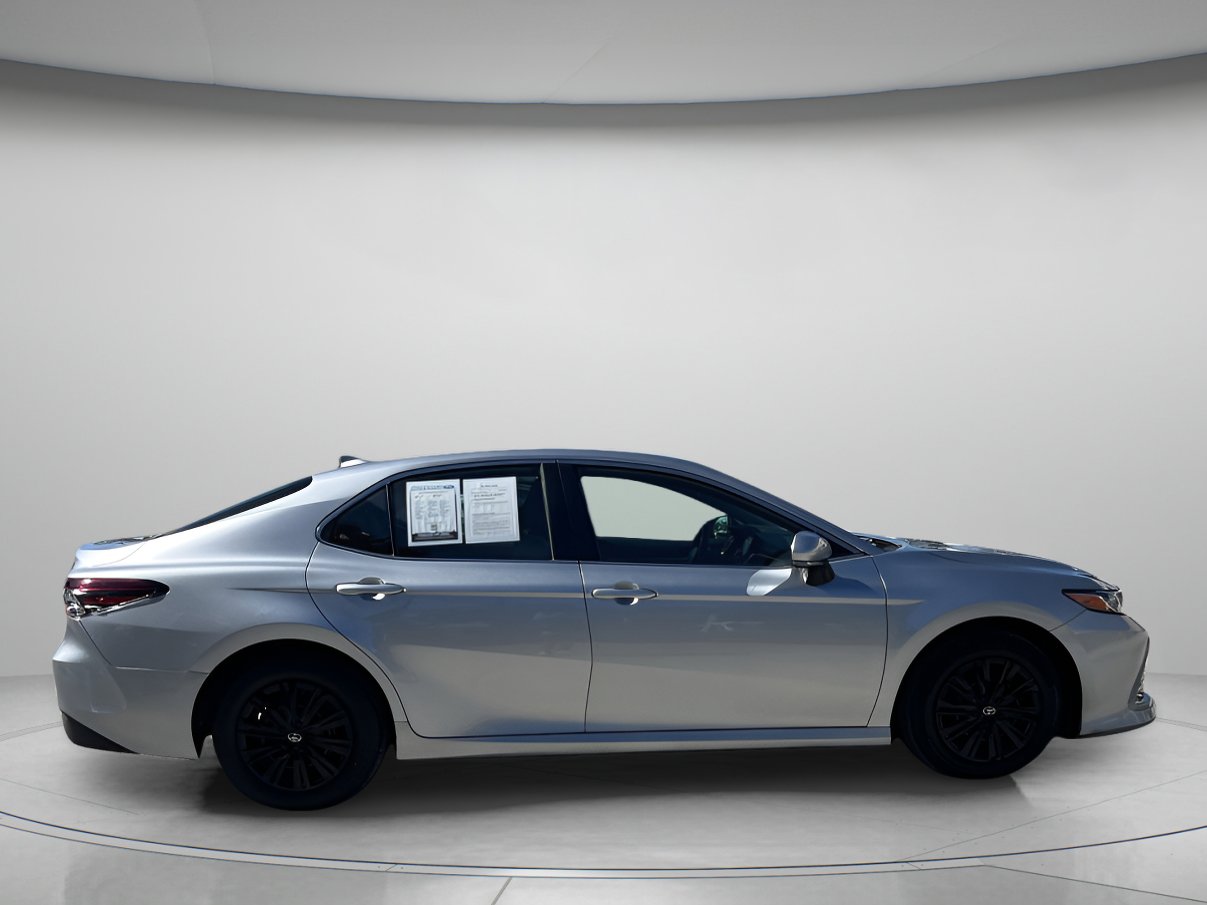 2022 Toyota Camry Hybrid LE photo 2