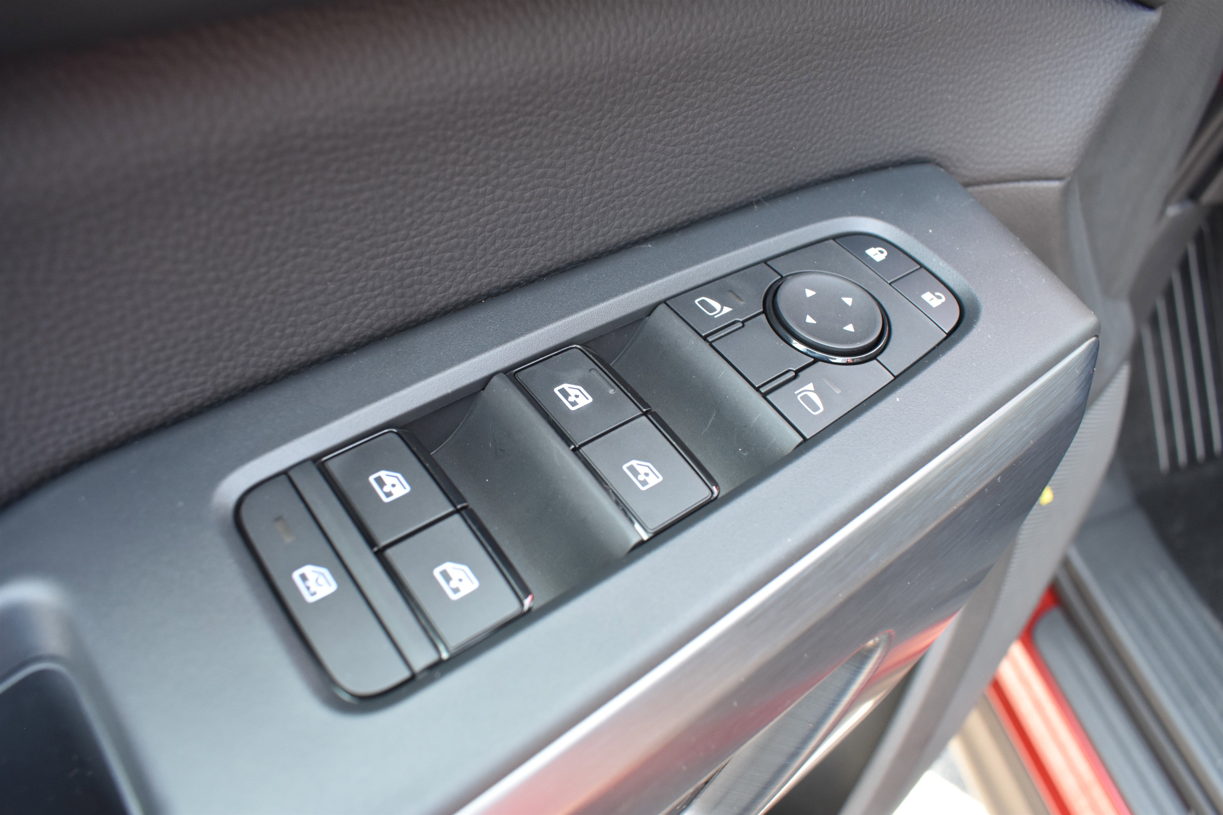 2025 Nissan Pathfinder SV photo 3