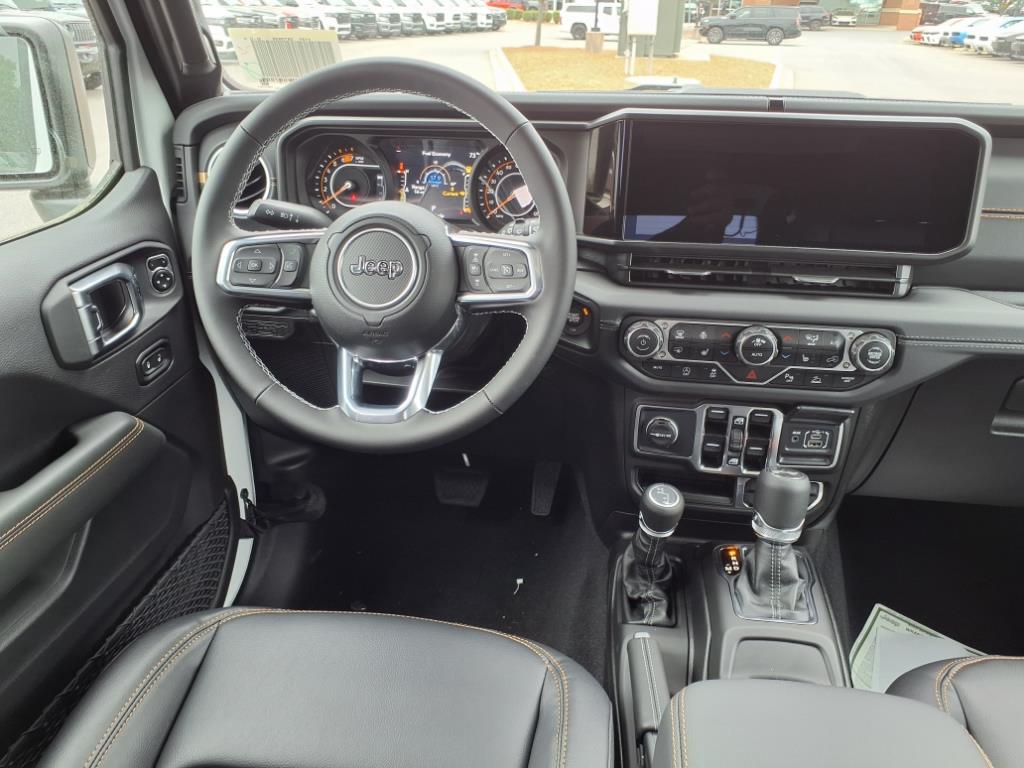 2025 Jeep Wrangler Sahara photo 21