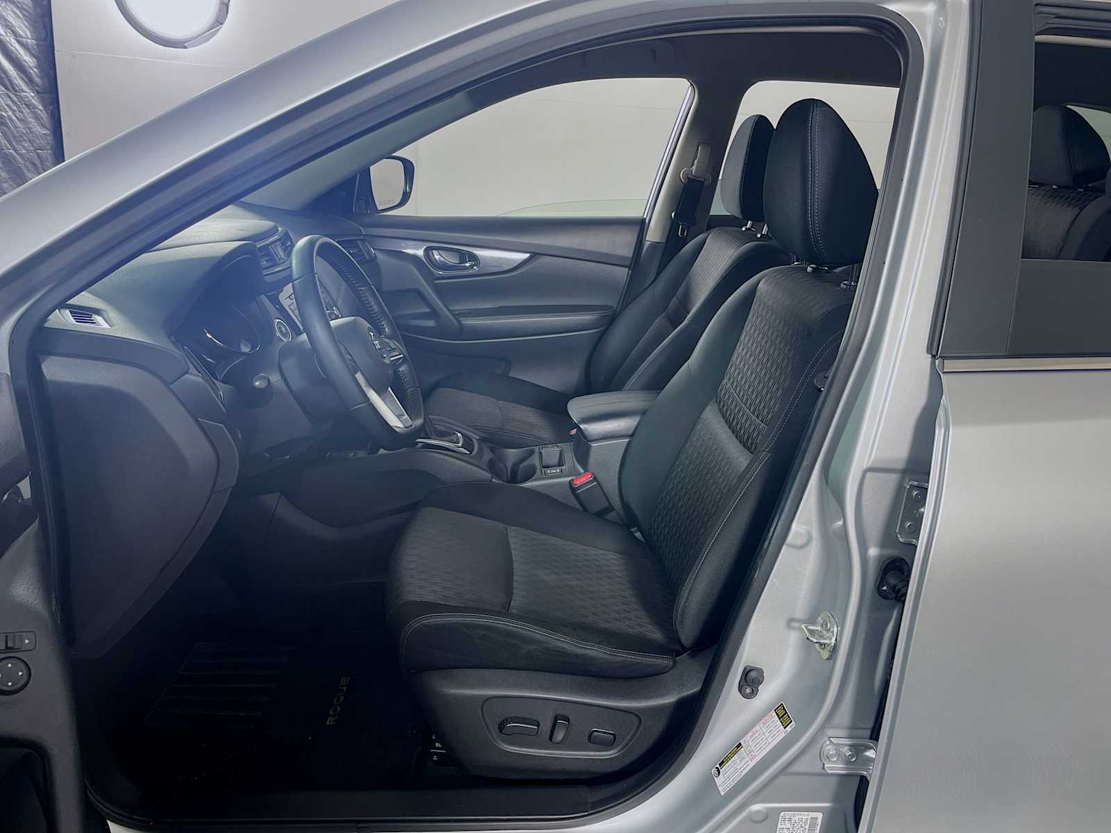 2020 Nissan Rogue SV photo 17