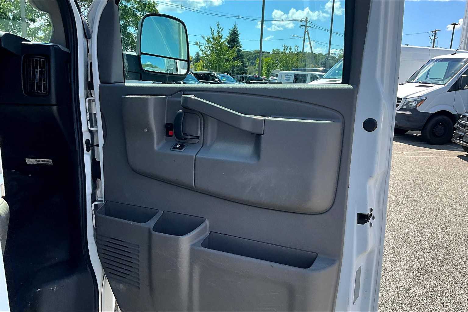 2017 Chevrolet Express 2500 Cargo photo 17