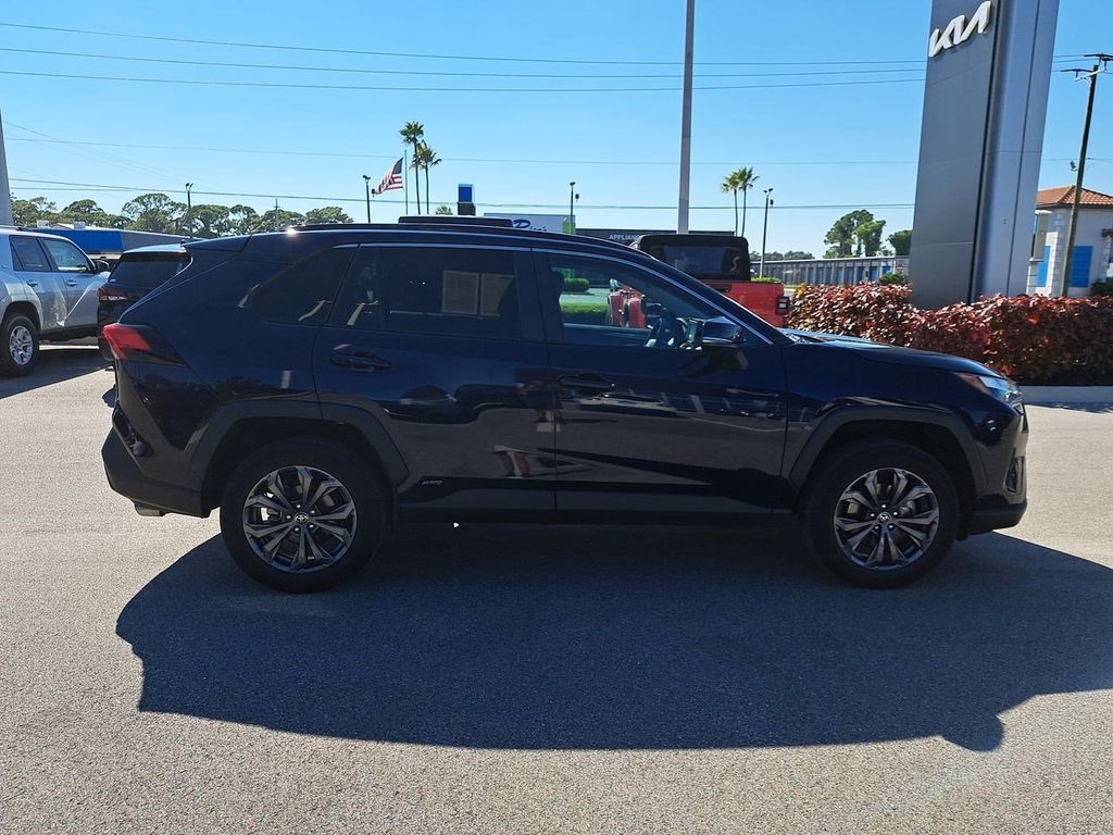 2022 Toyota RAV4 Hybrid XLE Premium photo 4