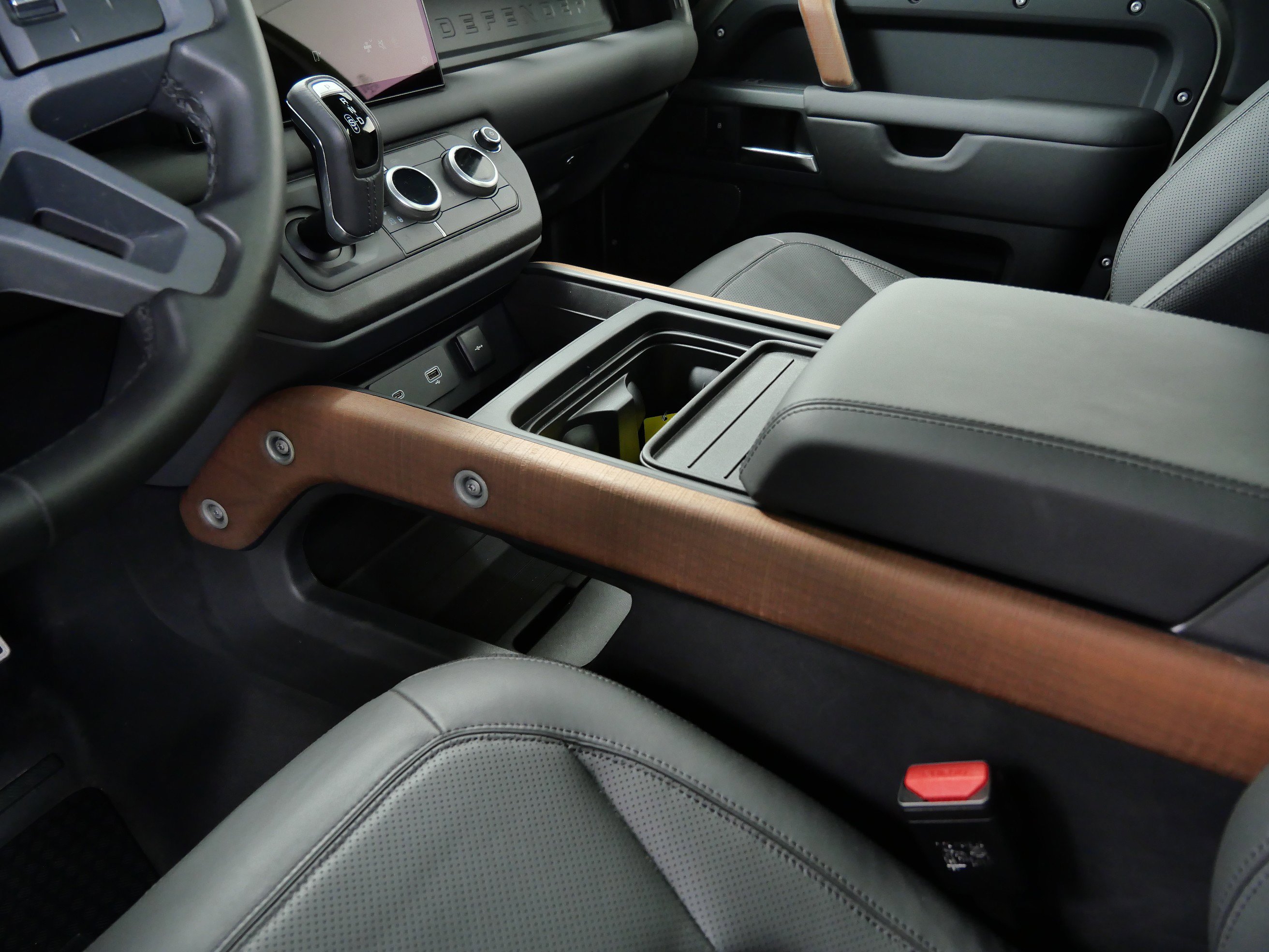 2023 Land Rover Defender 90 X photo 17