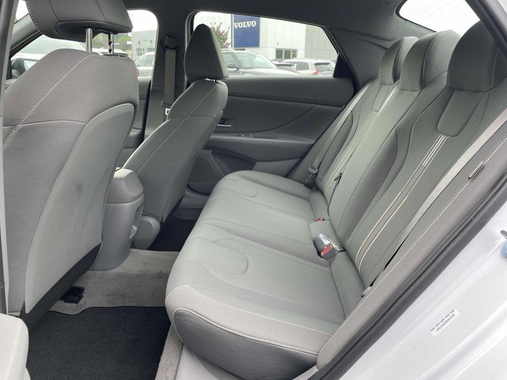 2025 Hyundai Elantra SEL Sport photo 3