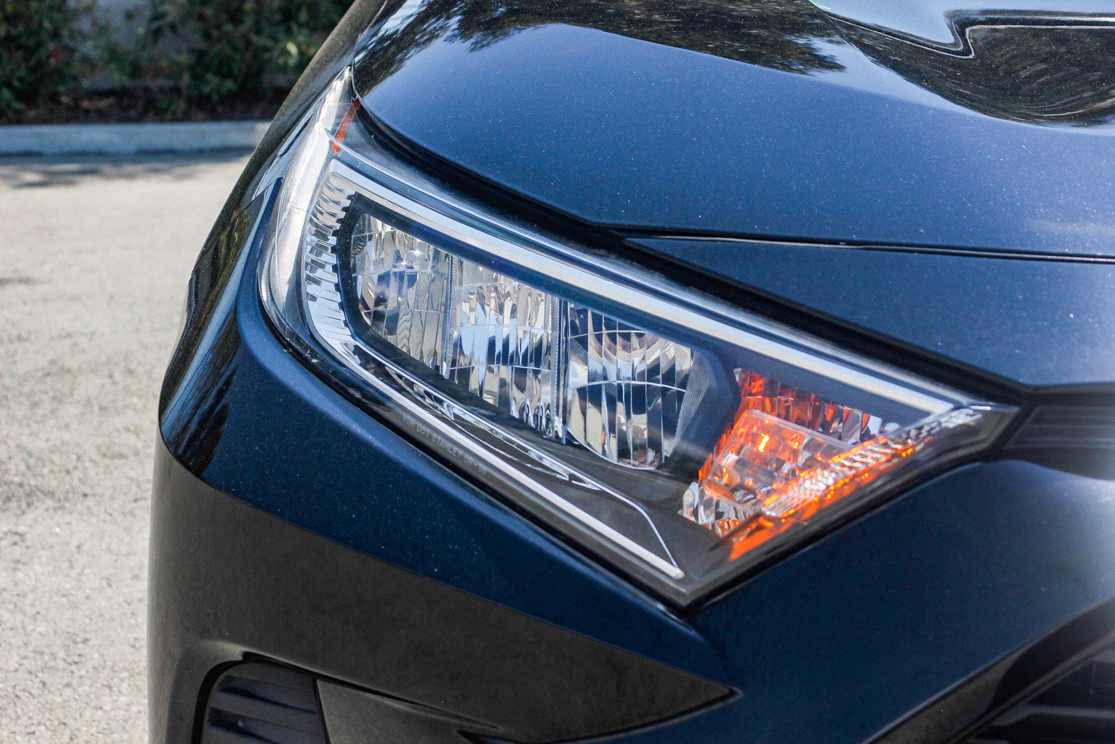 2021 Toyota RAV4 XLE photo 2