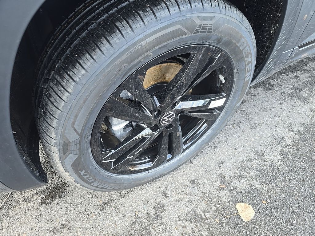 2025 Volkswagen Atlas Cross Sport SEL R-Line photo 2