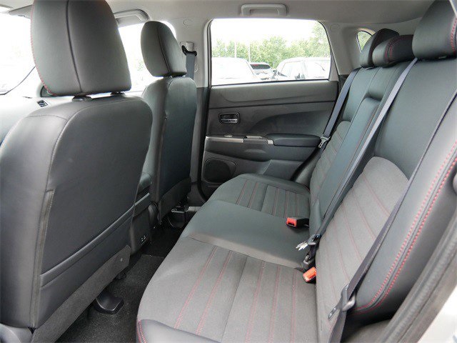 2025 Mitsubishi Outlander Sport SE photo 3