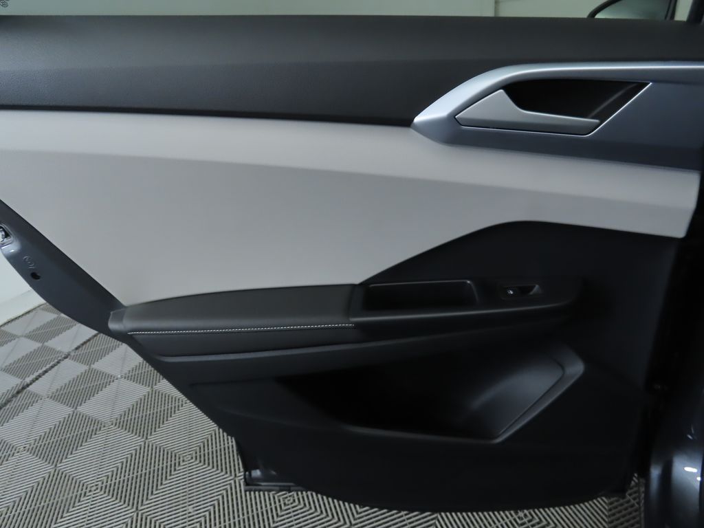 2025 Volkswagen Taos SE photo 25