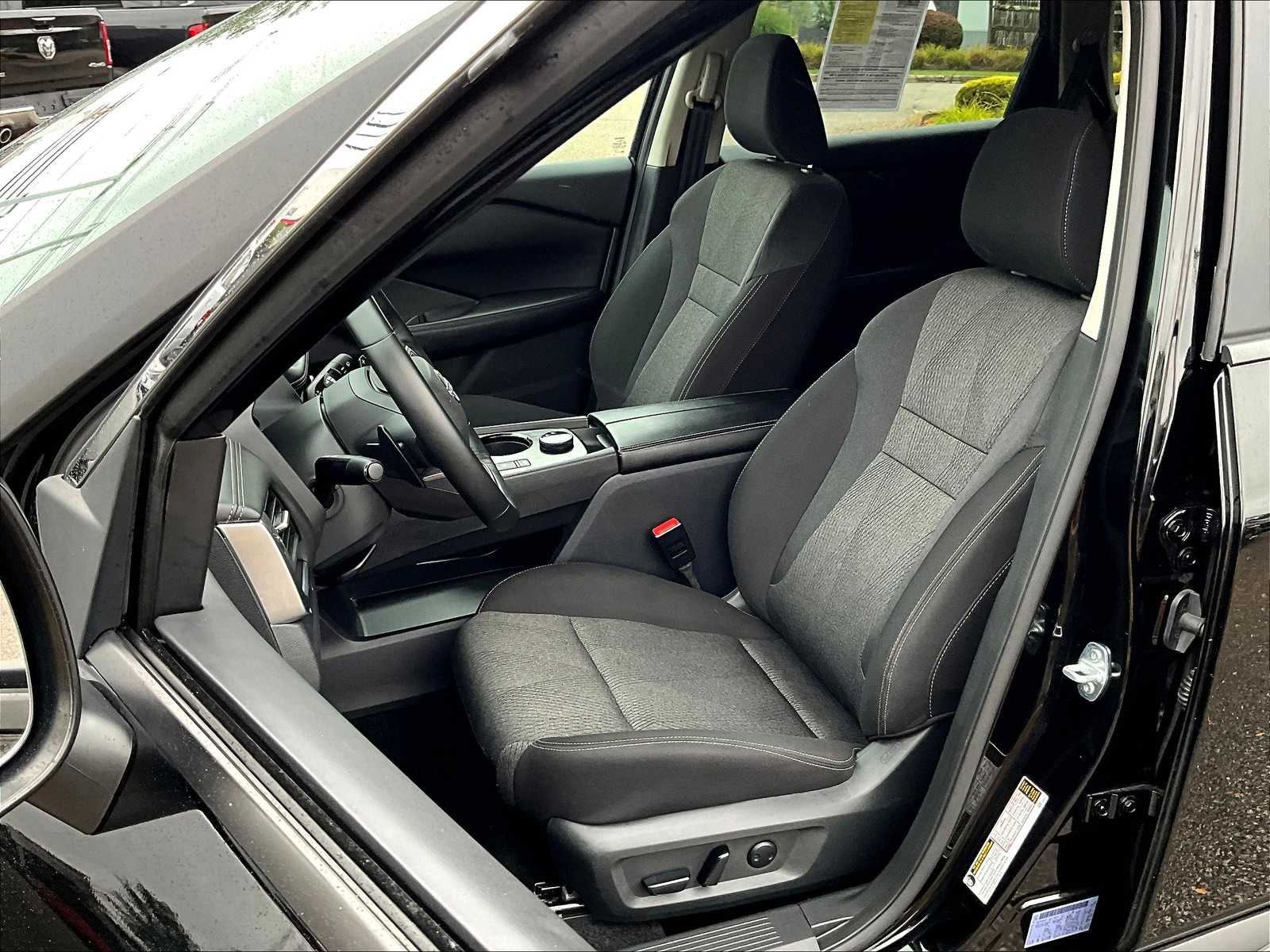 2025 Nissan Rogue SV photo 10