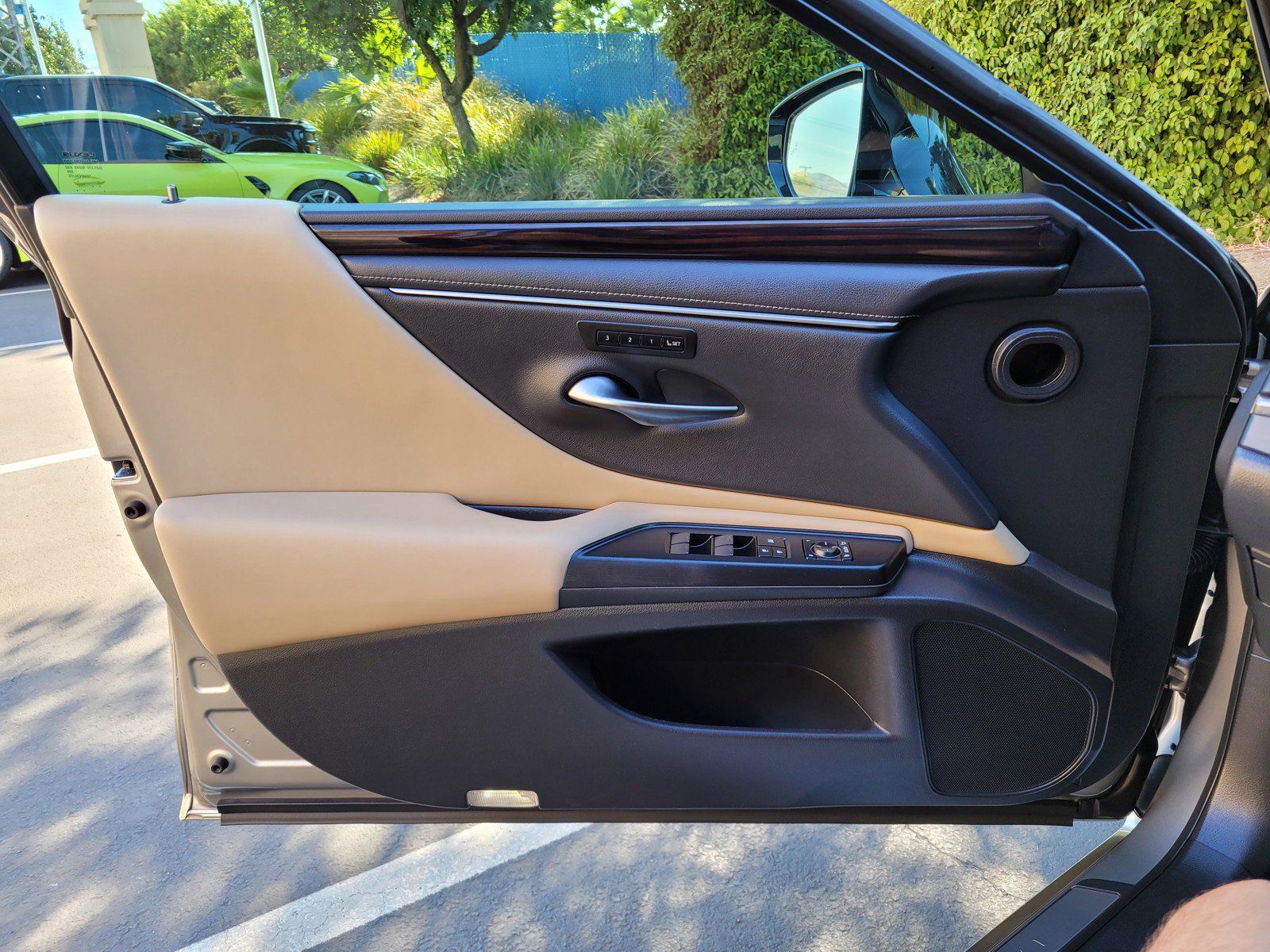 2020 Lexus ES 300h photo 27