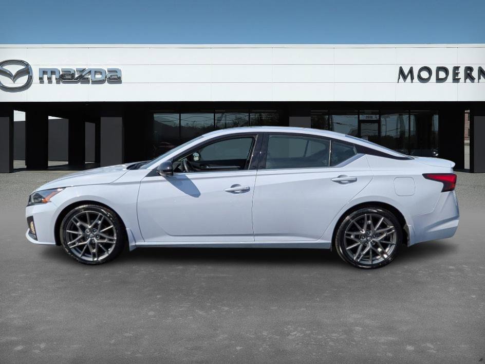 2023 Nissan Altima SR photo 2