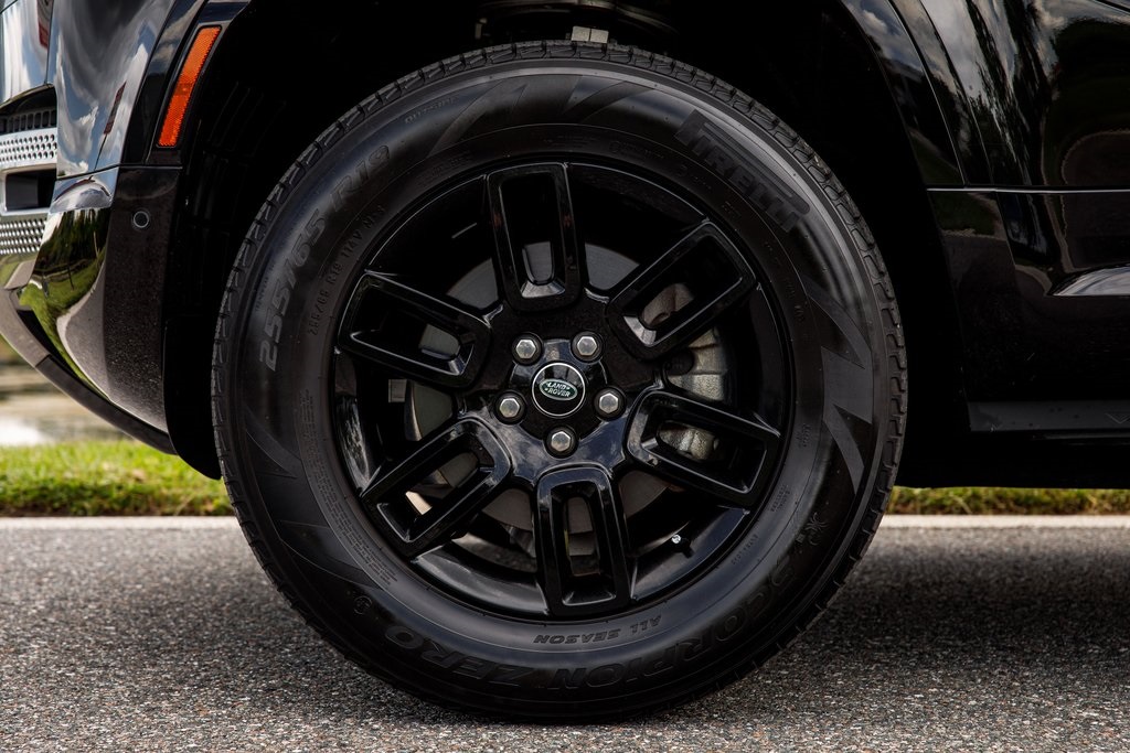 2023 Land Rover Defender 110 S photo 12