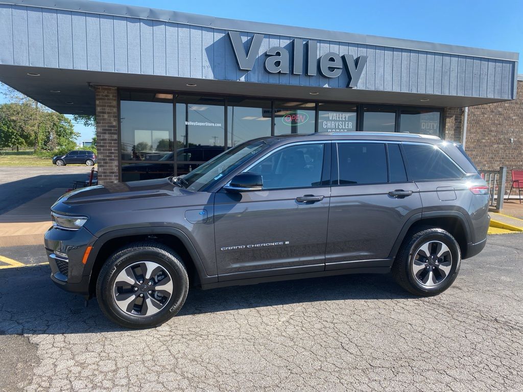 2023 Jeep Cherokee Base photo 4
