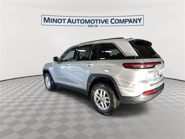 2025 Jeep Grand Cherokee Laredo photo 2