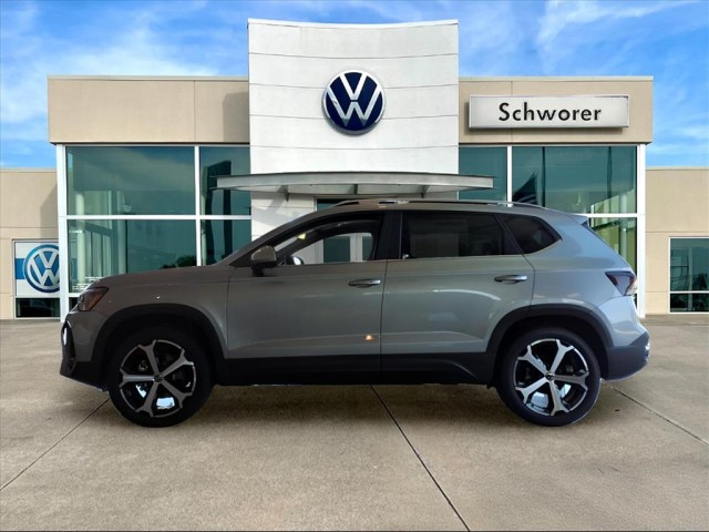 2025 Volkswagen Taos SEL's photo