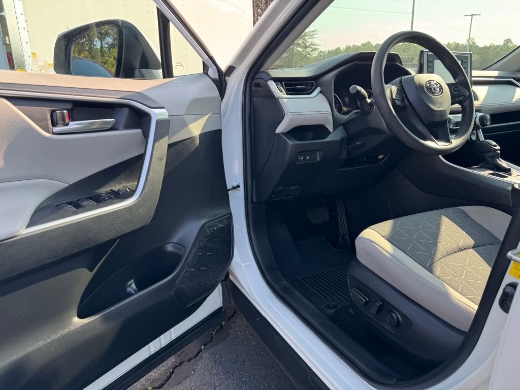 2022 Toyota RAV4 XLE photo 11