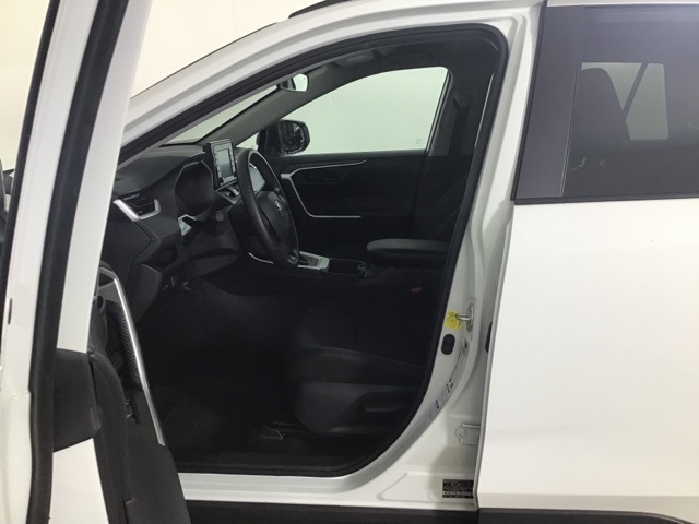 2021 Toyota RAV4 LE photo 8