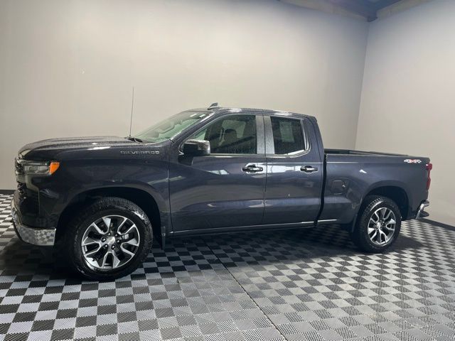 2022 Chevrolet Silverado 1500 LT photo 2