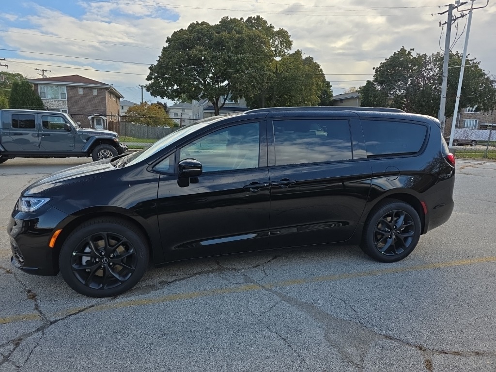 2026 Chrysler Pacifica photo 4