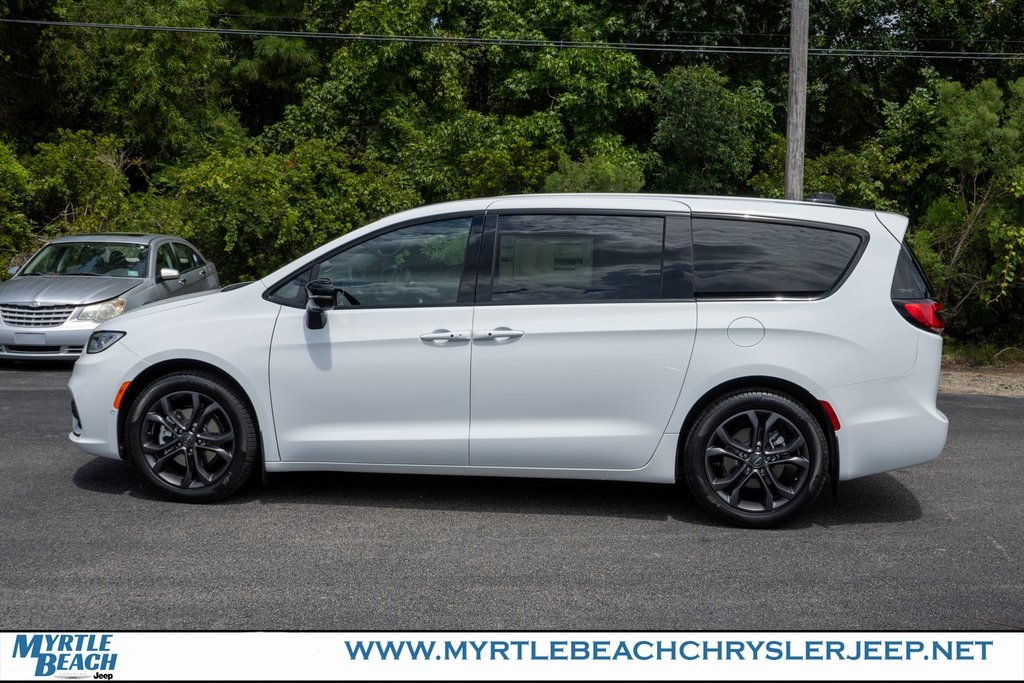 2026 Chrysler Pacifica photo 2