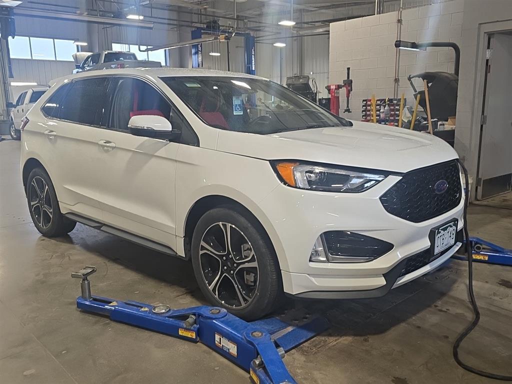 2023 Ford Edge ST photo 2