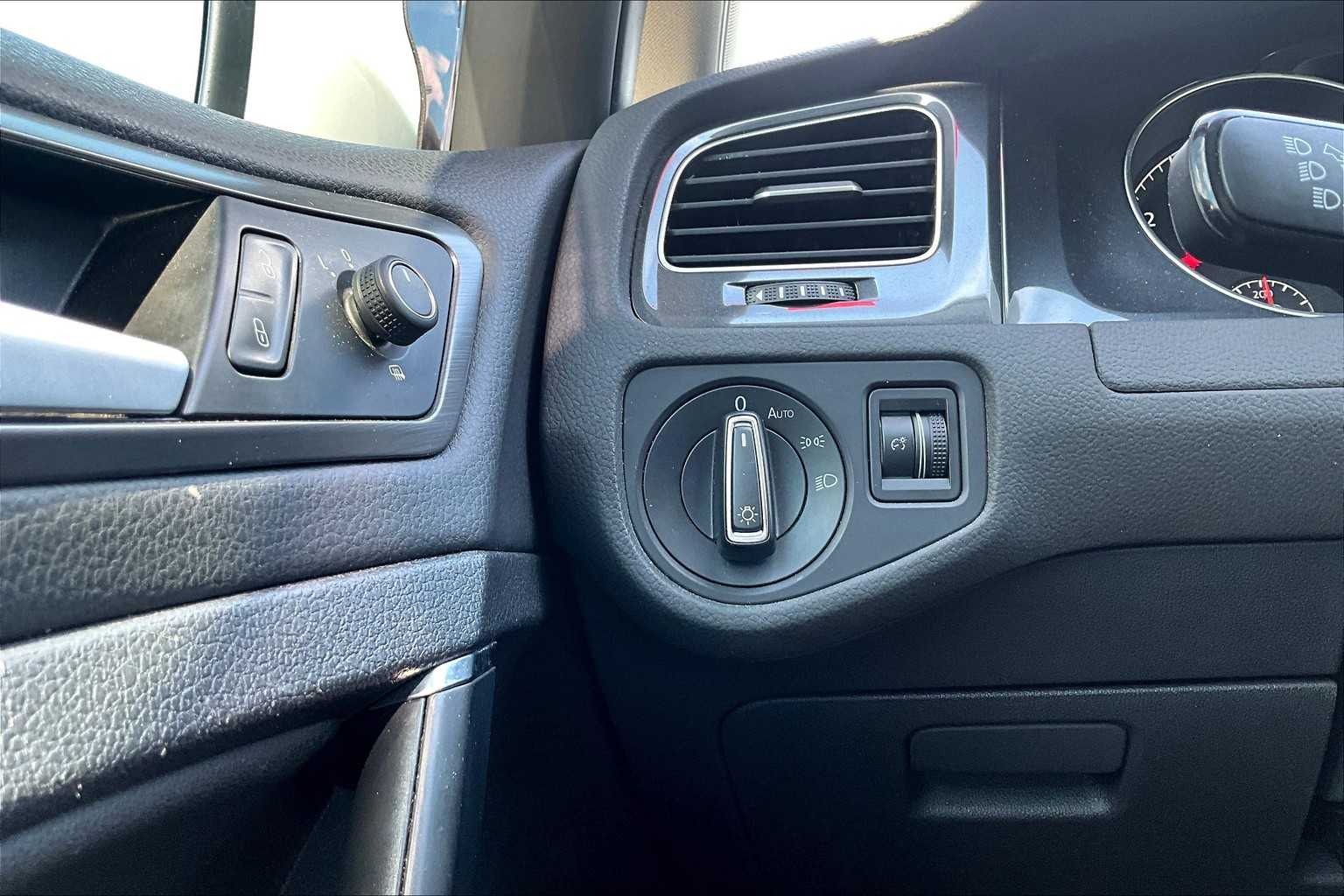 2021 Volkswagen Golf TSI photo 32