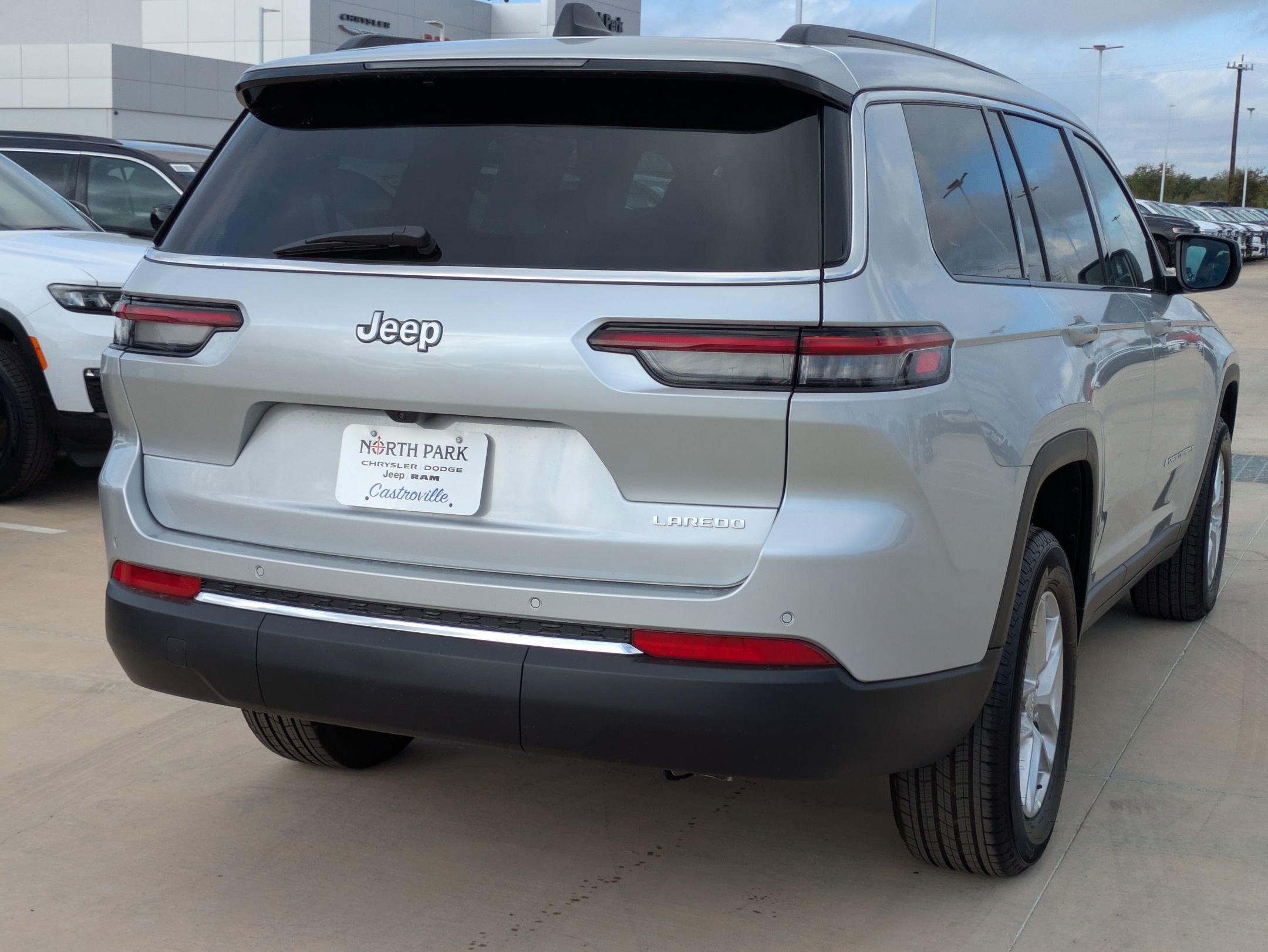 2025 Jeep Grand Cherokee Laredo X photo 2