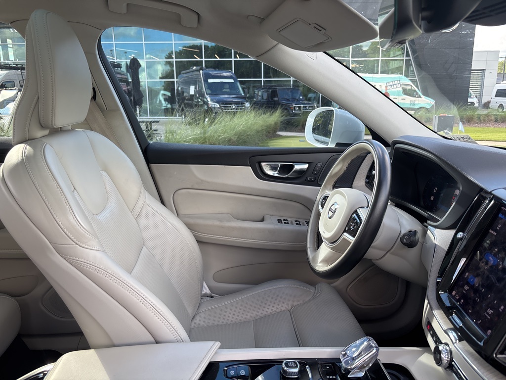 2022 Volvo XC60 B5 Inscription photo 39