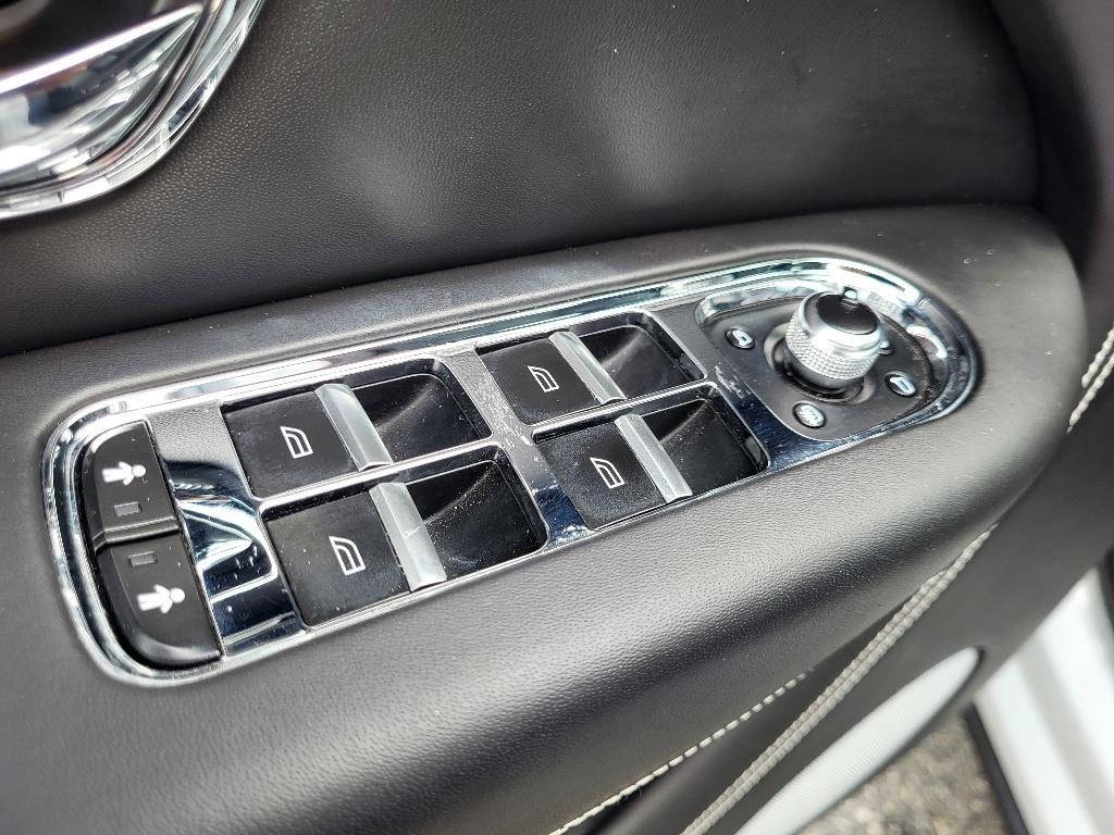 2021 Bentley Bentayga V8 photo 5