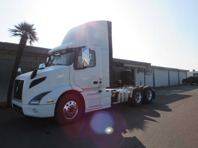 New 2025 VOLVO VNR64T-300 TRACTOR TR's photo