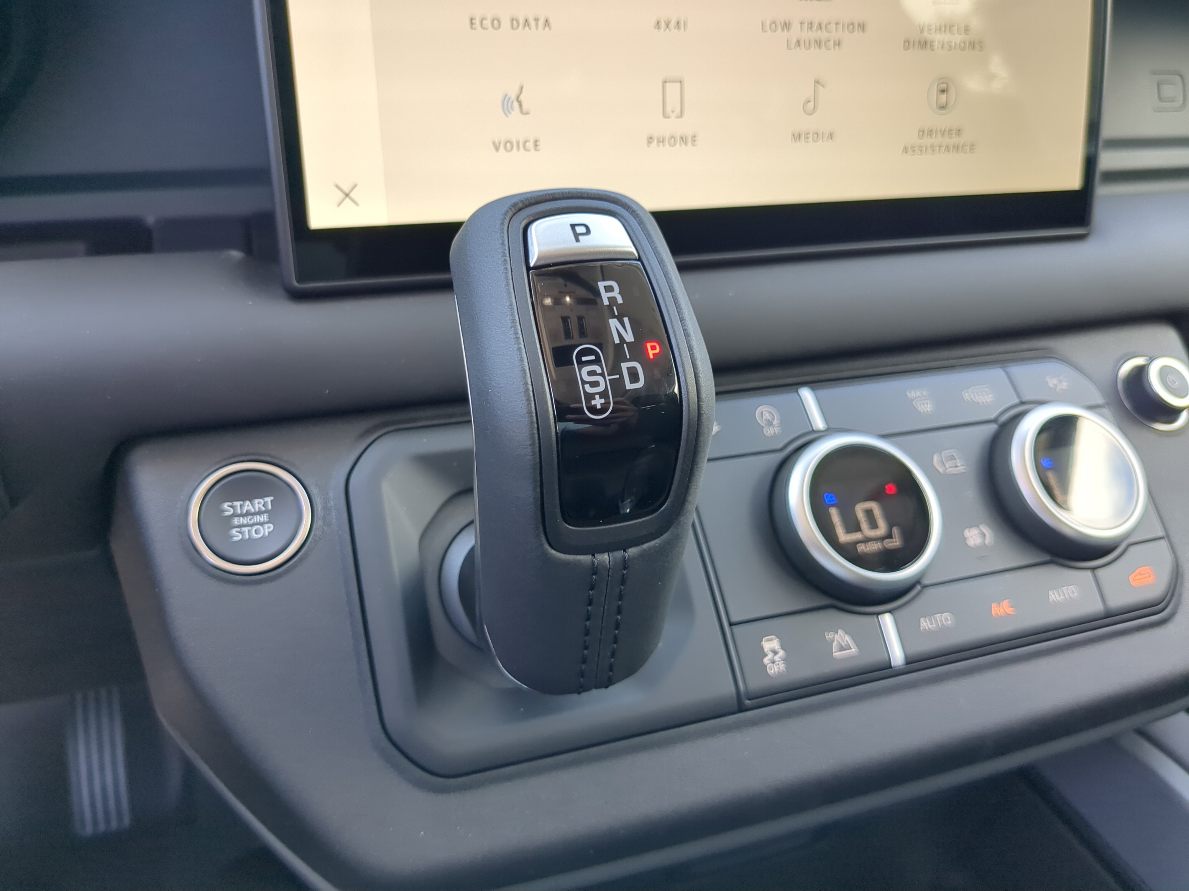 2025 Land Rover Defender 90 S photo 13